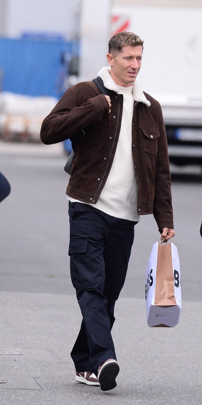 Robert Lewandowski ze szpanerką siatą wysiadł z samolotu