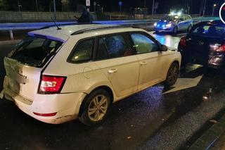 Karambol w Legionowie, samochód dachował. Jadąca do rannych karetka rozbiła się na drodze