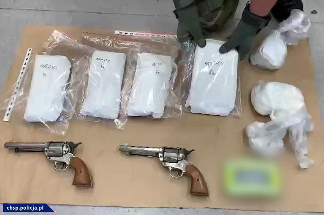 Policjanci CBŚP przejęli 18 kg narkotyków, broń oraz amunicję