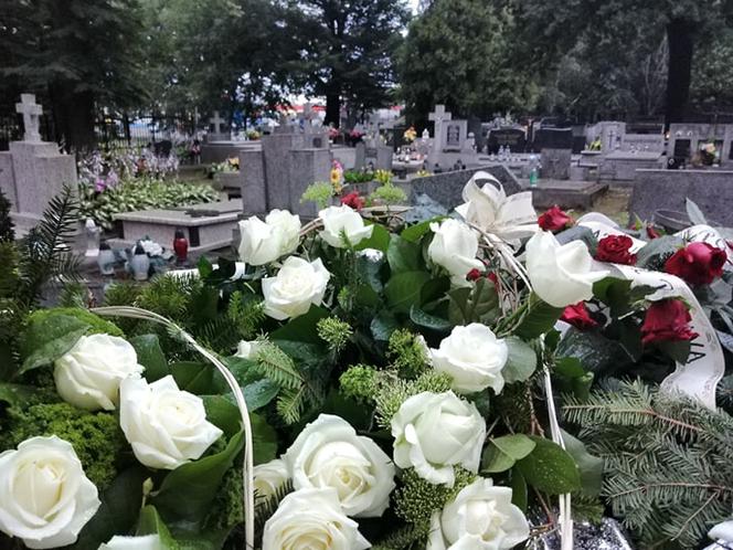 Tragedia w Salisbury. Zamordowane kobiety pochowane w Tarnowie. Grobu nie widać spod kwiatów