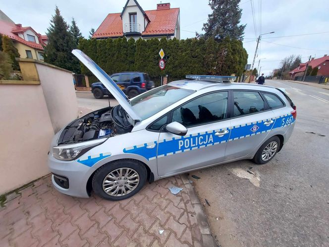 Kierowca staranował policyjną blokadę w Starachowicach