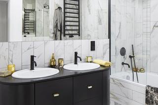 Czarno-biała łazienka z marmurem i złotymi dodatkami