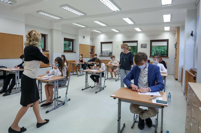Kiedy jest egzamin ósmoklasisty 2022? Data irytuje uczniów [TERMIN]