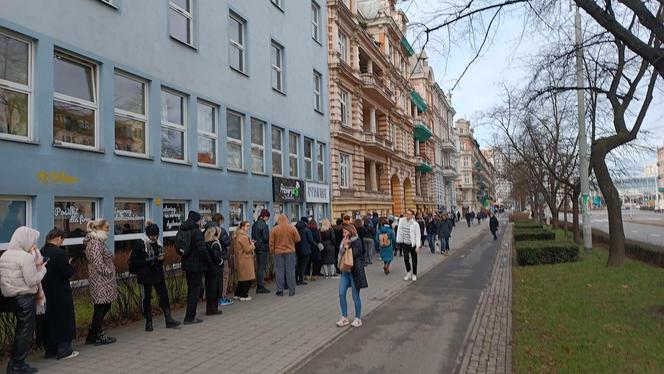 Tłusty czwartek we Wrocławiu. Mieszkańcu rzucili się na pączki! Ogromne kolejki [ZDJĘCIA]