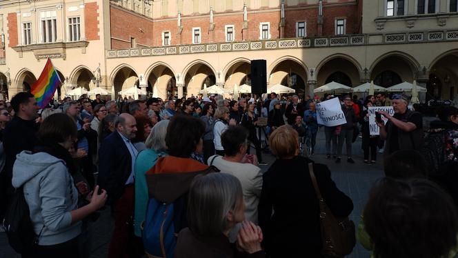 Manifestacja poparcia dla protestujących w Sejmie