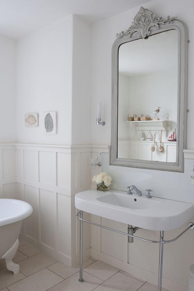 Biała łazienka w stylu vintage z drewnianą okładziną