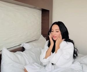 Justyna Steczkowska chwali się nagraniem z łóżka. Jej ciało zakrywa tylko szlafrok!