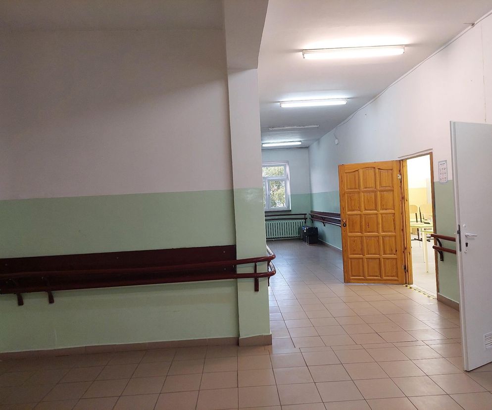 Dzieci z różnych klas mają w tym samym czasie z jednym nauczycielem polski, matematykę, angielski. Tak niż wchodzi do polskich szkół
