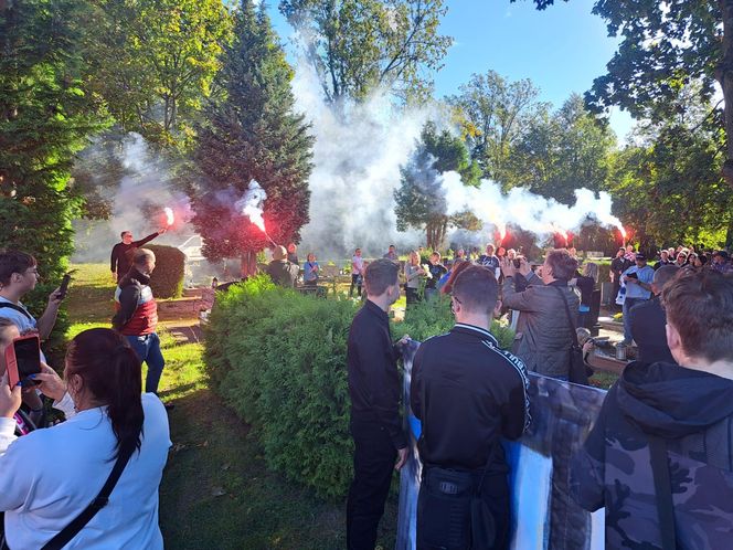 Tłum ludzi pożegnał "Taśmę". Był jednym z najwierniejszych kibiców Unii Leszno