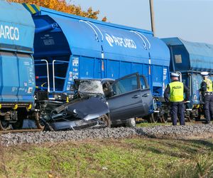 Wjechała prosto pod pociąg! Pojazd zmiażdżony, dwie kobiety ranne