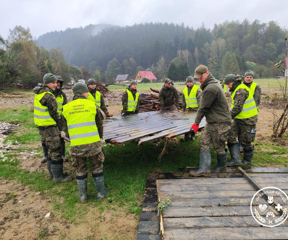 Sprzątanie i przekazania pomocy humanitanej. Terytorialsie z Ośrodka Reprezentacyjnego WOT pomagają ofiarom powodzi 