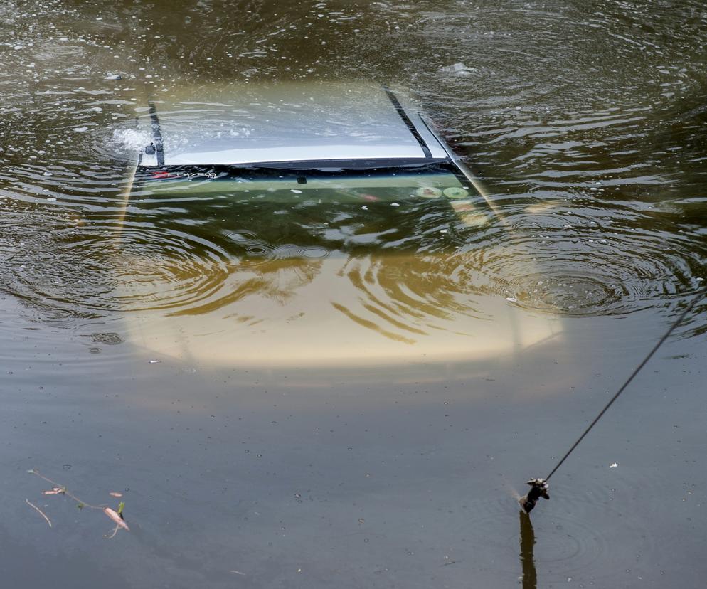 Auto zatopione w wodzie