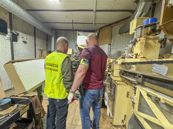 Nielegalna fabryka papierosów zlikwidowana! Milion papierosów w kartonach po pizzy