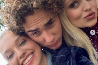 Przyjaciółki, 26 sezon. Staś (Antoni Borowski), Julka (Nicole Bogdanowicz), Marianna (Emilia Walus) na planie