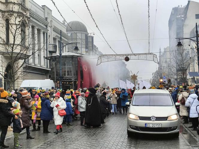 Kolorowy Orszak Trzech Króli w Łodzi. W centrum miasta pojawiło się mnóstwo osób [ZDJĘCIA]