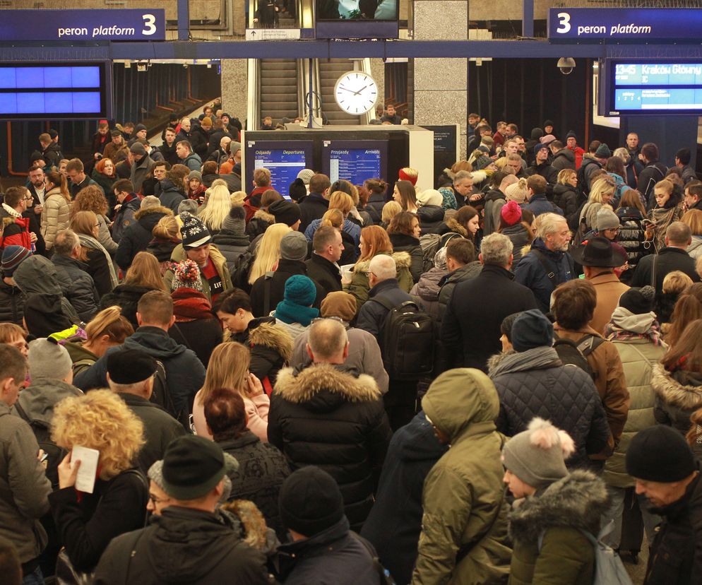 Pociągi od dziś NIE JEŻDŻĄ przez Warszawę Centralną i Zachodnią! Koszmar pasażerów właśnie się zaczął [INFORMATOR]