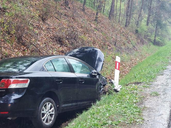 Wypadek na drodze nr 42 w Brodach. Zderzyły się dwa auta osobowe