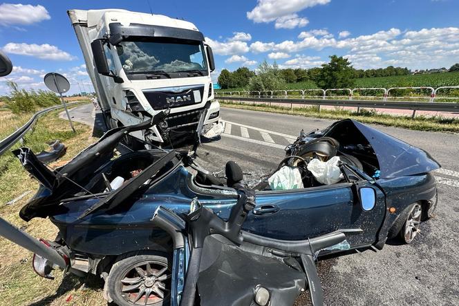 Wypadek w Elżbietowie. Tir roztrzaskał osobówkę. W tym samym miejscu zginęło troje dzieci i ich mamy