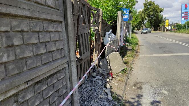 Przerażający wypadek w Chełmży. Motocyklista wjechał w betonowy płot