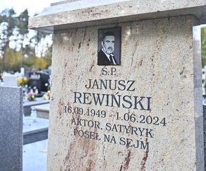 Janusz Rewiński, grób 2024r.