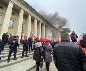 Protest rolników we Wrocławiu. Strajk wymyka się spod kontroli. Urząd Wojewódzki obrzucany jajkami