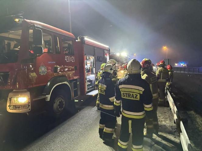 Autokar staranował barierki i spoczął w rowie. 65 pasażerów utknęło na autostradzie A4