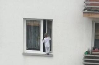 3-latek chodził po parapecie bloku w Kielcach! Szokujące nagranie z Kielc [ZDJĘCIA]