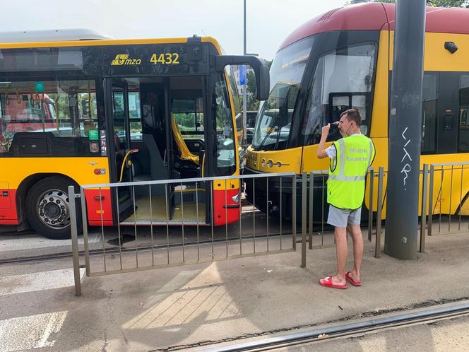 Zderzenie tramwaju i autobusu w Warszawie