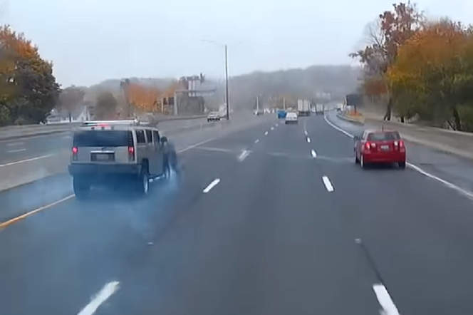 Wyhamował celowo przed maską Hummera. Został uderzony cztery razy - WIDEO