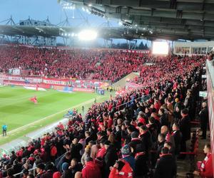 Legia vs. Widzew. Na stadionie w Łodzi zbierają się kibice