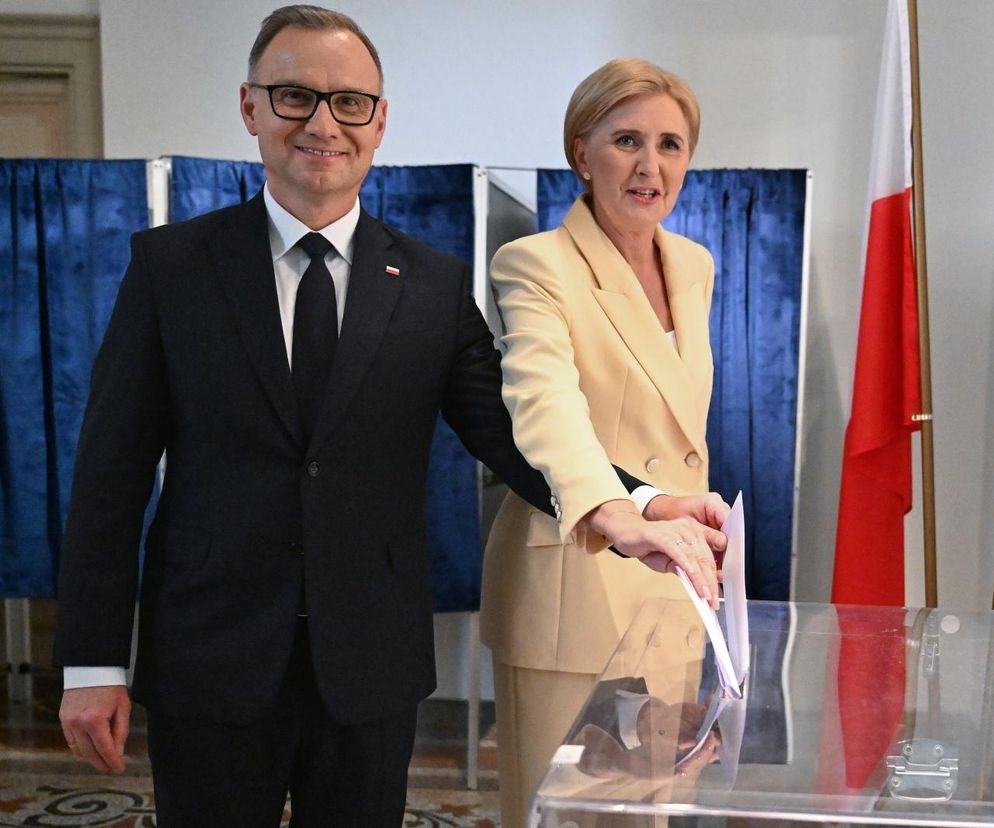 Prezydent Andrzej Duda wraz z Agatą Kornhauser-Dudą głosują w lokalu wyborczym w Instytucie Polskim w Rzymie