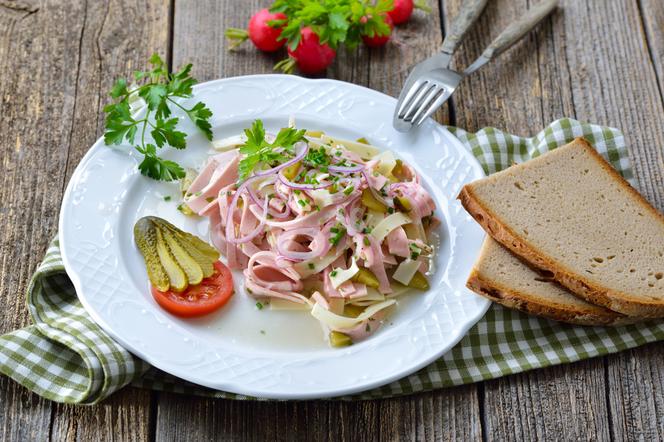 Szwajcarska sałatka kiełbasiana z żółtym serem i korniszonami: obfity i pyszny posiłek