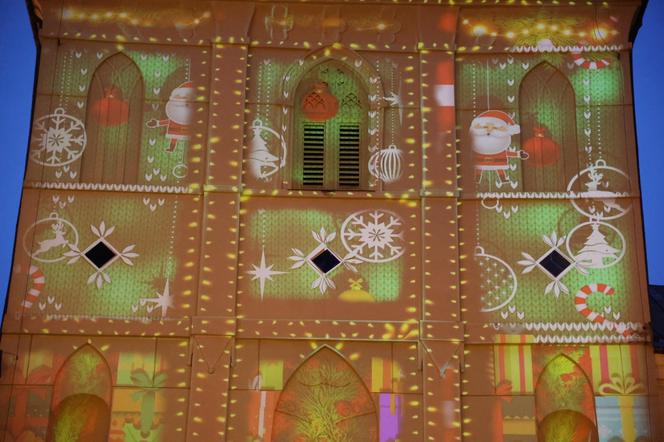 Świąteczna iluminacja ozdabia Wieżę Trynitarską w Lublinie 2023