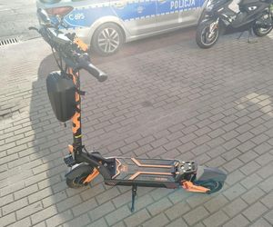 Dzieci jechały hulajnogami elektrycznymi. Starszy chłopiec uderzył w mężczyznę na skuterze tak, że ten się wywrócił 