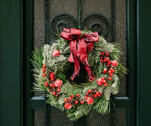 Dekoracje drzwi wejściowych na Boże Narodzenie