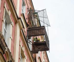 Pani Sylwia zginęła, a jej mąż walczy o życie. Zarwał się pod nimi balkon. Sprawą zajmie się prokuratura.