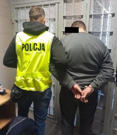 Zwiewał kilkadziesiąt kilometrów przed policją! Złapali go w krzakach pod Dworcem Zachodnim 