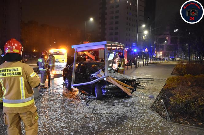 Totalna demolka na Targówku. Bmw rąbnęło w przystanek autobusowy