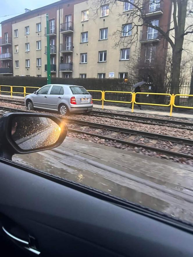 Skoda zaparkowana na torach tramwajowych 