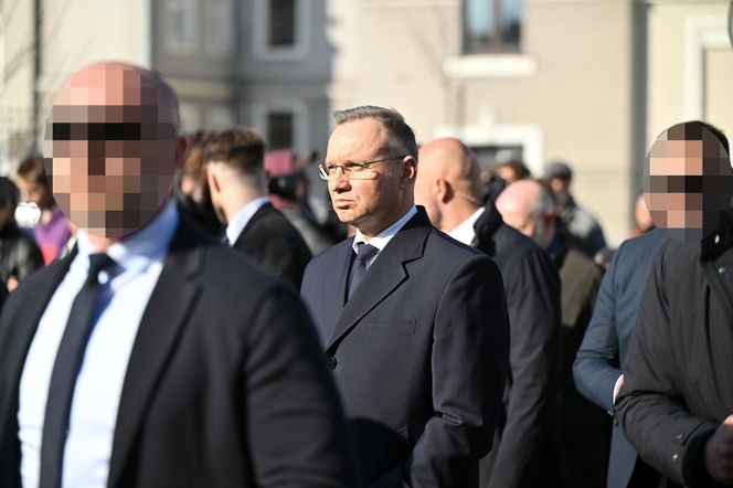 Pogrzeb Barbary Skrzypek. Prezydent Andrzej Duda, Jarosław Kaczyński i inni politycy PiS w kondukcie żałobnym w Gorlicach [ZDJĘCIA]