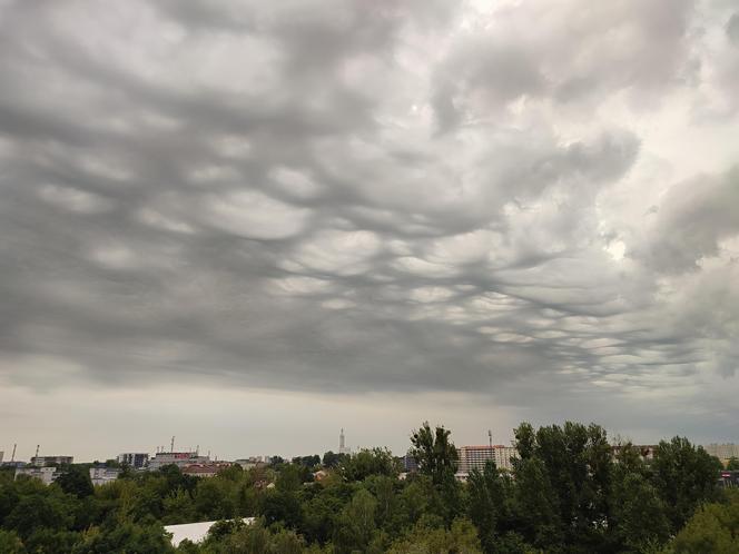 Nawałnice przechodzą przez Polskę. Ciemne chmury nad Białymstokiem