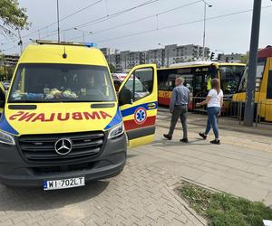 Czołowe zderzenie autobusu miejskiego z tramwajem. Kierowca zasłabł za kierownicą