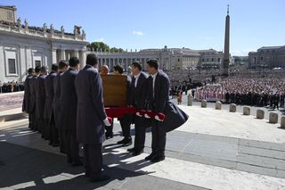 Ćwierć miliona osób na pogrzebie papieża Franciszka. Papieża pośród ludzi