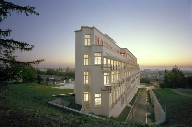 Szkoła architektury w modernistycznym sanatorium