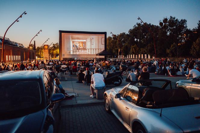 Tłumy ludzi i świetna atmosfera. Wystartowało plenerowe Kino Letnie w Centrum Historii Zajezdnia [GALERIA]