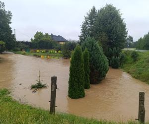 Zagrożenie powodziowe. Głuchołazy. Woda przelała się przez wały. Zalewa miasto