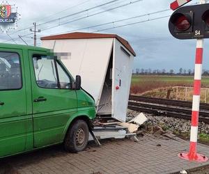 Pijany wjechał w budkę przy przejeździe.  Miał ponad 3 promile!