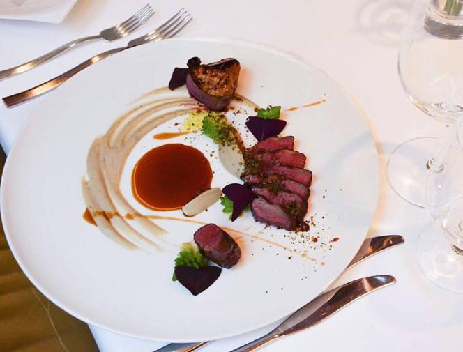 Gdzie zjeść business lunch w Warszawie? Oto najlepsze restauracje na spotkanie biznesowe! [PRZEGLĄD]