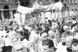 Odświętne stroje i procesja ulicami. Tak obchodzono kiedyś Boże Ciało 