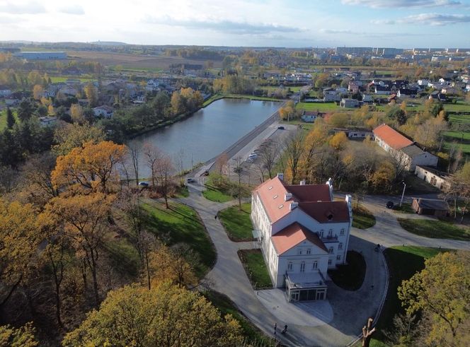 Pałac w Baranowicach jesienią